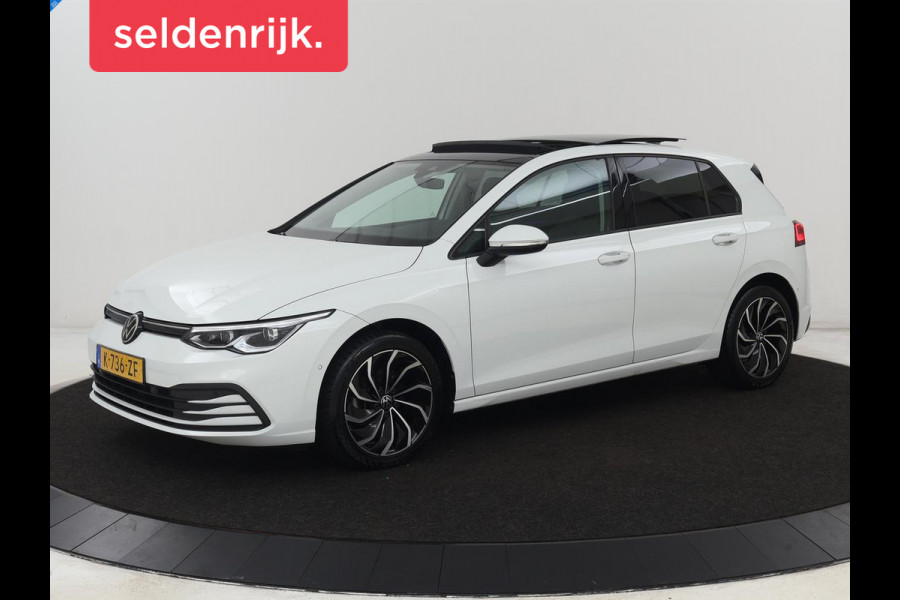 Volkswagen Golf 1.0 eTSI Life Business | Panoramadak | Matrix LED | Camera | Stoelverwarming | Massage | Carplay | Adaptive cruise | Park Assist | Sfeerverlichting | Navigatie | Side Assist | Stuurverwarming