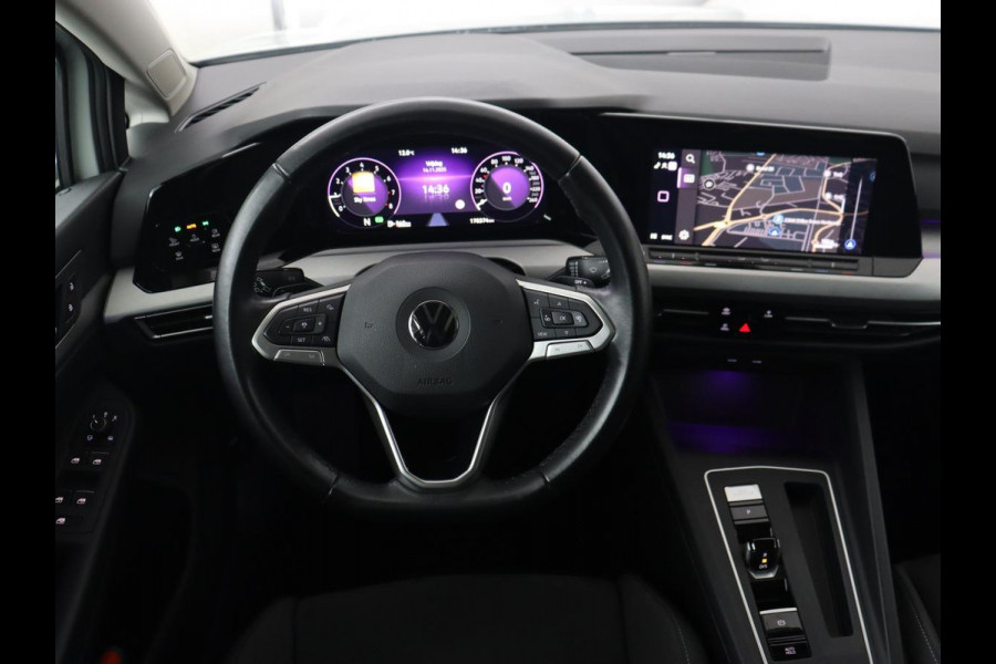 Volkswagen Golf 1.0 eTSI Life Business | Panoramadak | Matrix LED | Camera | Stoelverwarming | Massage | Carplay | Adaptive cruise | Park Assist | Sfeerverlichting | Navigatie | Side Assist | Stuurverwarming