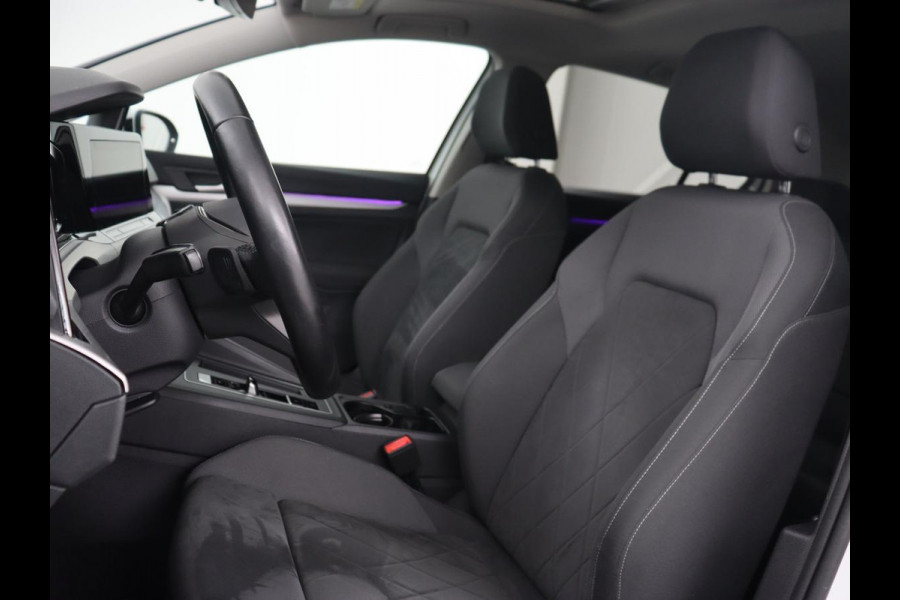 Volkswagen Golf 1.0 eTSI Life Business | Panoramadak | Matrix LED | Camera | Stoelverwarming | Massage | Carplay | Adaptive cruise | Park Assist | Sfeerverlichting | Navigatie | Side Assist | Stuurverwarming