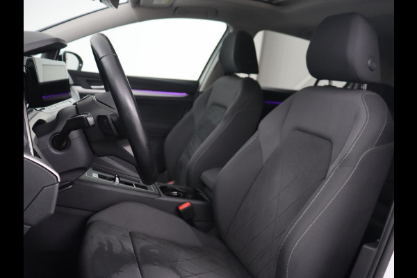 Volkswagen Golf 1.0 eTSI Life Business | Panoramadak | Matrix LED | Camera | Stoelverwarming | Massage | Carplay | Adaptive cruise | Park Assist | Sfeerverlichting | Navigatie | Side Assist | Stuurverwarming