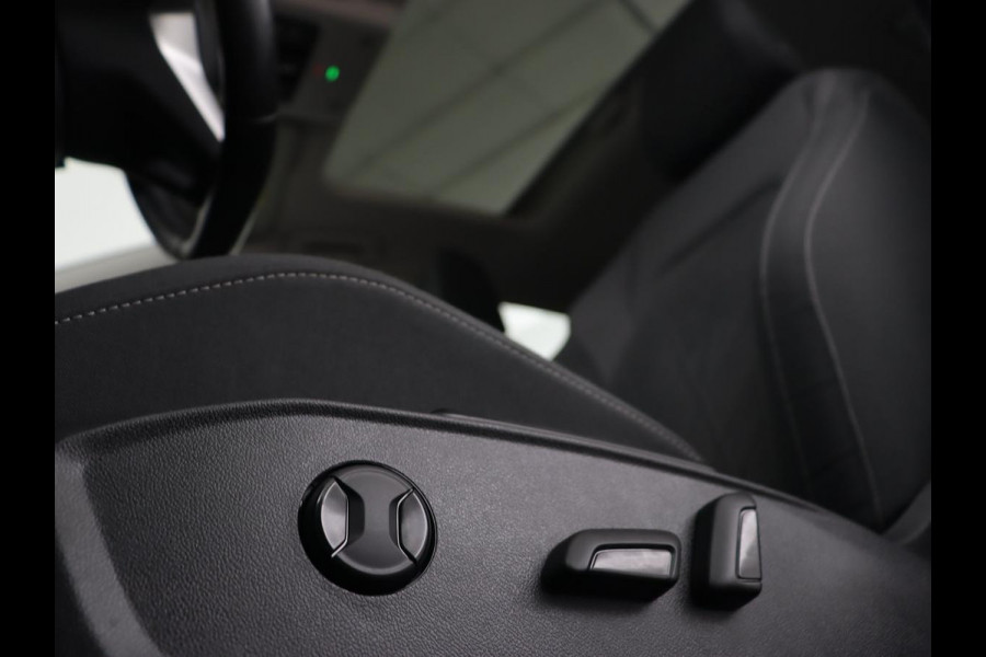 Volkswagen Golf 1.0 eTSI Life Business | Panoramadak | Matrix LED | Camera | Stoelverwarming | Massage | Carplay | Adaptive cruise | Park Assist | Sfeerverlichting | Navigatie | Side Assist | Stuurverwarming