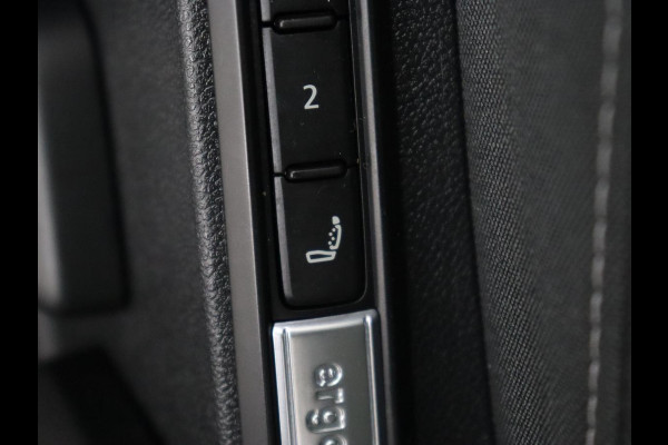 Volkswagen Golf 1.0 eTSI Life Business | Panoramadak | Matrix LED | Camera | Stoelverwarming | Massage | Carplay | Adaptive cruise | Park Assist | Sfeerverlichting | Navigatie | Side Assist | Stuurverwarming