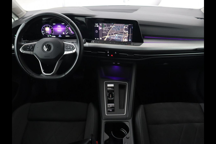 Volkswagen Golf 1.0 eTSI Life Business | Panoramadak | Matrix LED | Camera | Stoelverwarming | Massage | Carplay | Adaptive cruise | Park Assist | Sfeerverlichting | Navigatie | Side Assist | Stuurverwarming