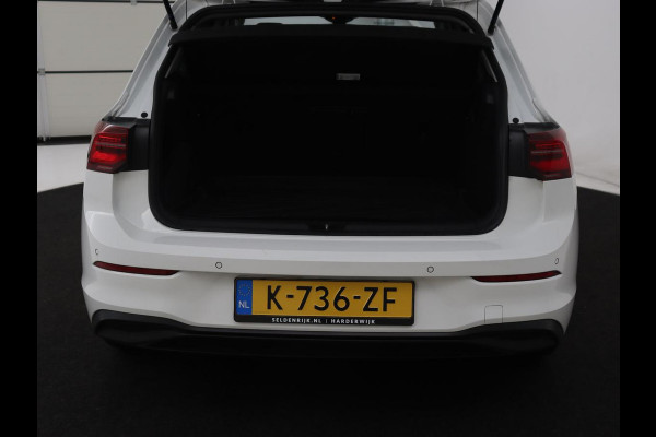 Volkswagen Golf 1.0 eTSI Life Business | Panoramadak | Matrix LED | Camera | Stoelverwarming | Massage | Carplay | Adaptive cruise | Park Assist | Sfeerverlichting | Navigatie | Side Assist | Stuurverwarming