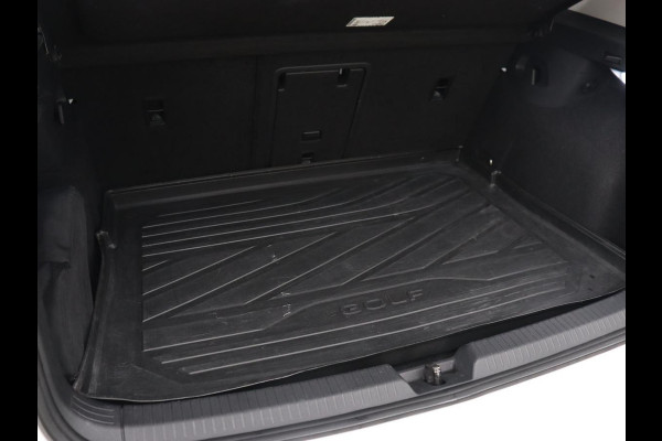 Volkswagen Golf 1.0 eTSI Life Business | Panoramadak | Matrix LED | Camera | Stoelverwarming | Massage | Carplay | Adaptive cruise | Park Assist | Sfeerverlichting | Navigatie | Side Assist | Stuurverwarming