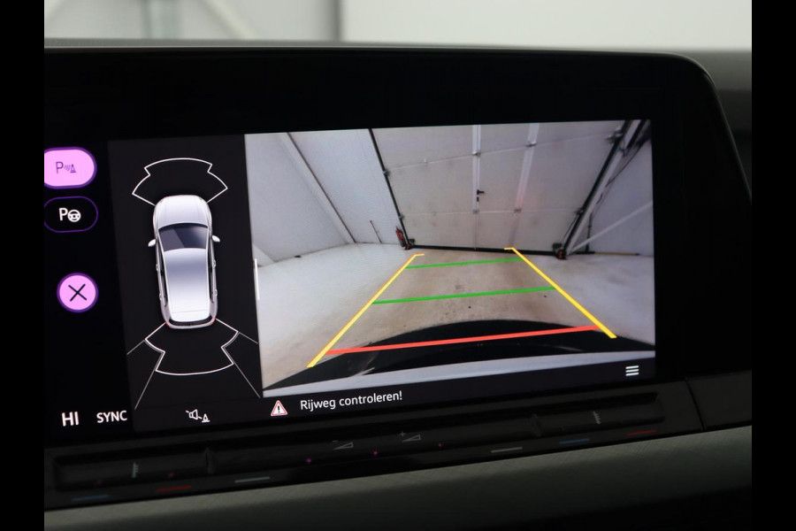 Volkswagen Golf 1.0 eTSI Life Business | Panoramadak | Matrix LED | Camera | Stoelverwarming | Massage | Carplay | Adaptive cruise | Park Assist | Sfeerverlichting | Navigatie | Side Assist | Stuurverwarming