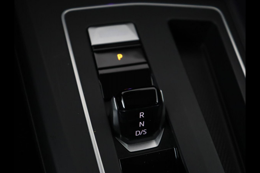 Volkswagen Golf 1.0 eTSI Life Business | Panoramadak | Matrix LED | Camera | Stoelverwarming | Massage | Carplay | Adaptive cruise | Park Assist | Sfeerverlichting | Navigatie | Side Assist | Stuurverwarming