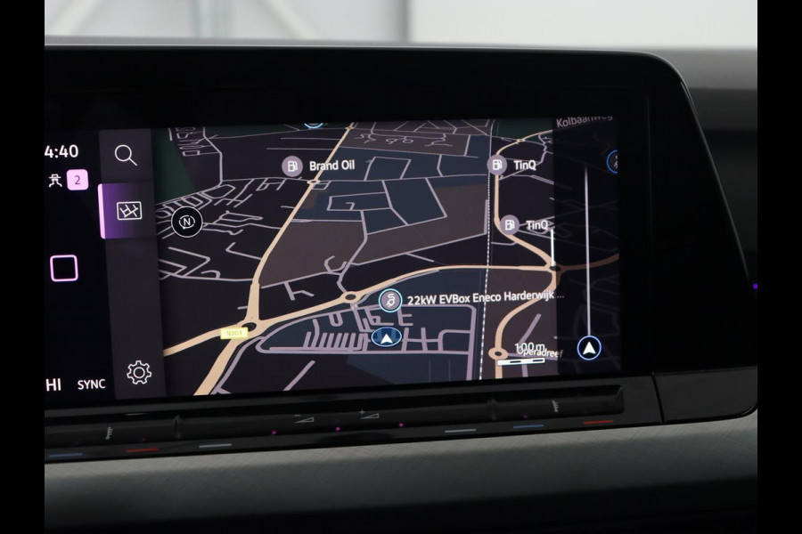 Volkswagen Golf 1.0 eTSI Life Business | Panoramadak | Matrix LED | Camera | Stoelverwarming | Massage | Carplay | Adaptive cruise | Park Assist | Sfeerverlichting | Navigatie | Side Assist | Stuurverwarming