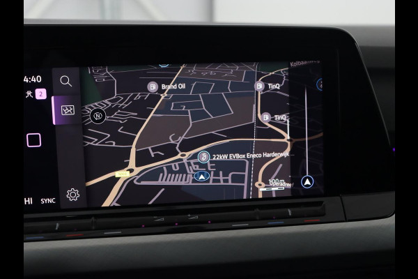 Volkswagen Golf 1.0 eTSI Life Business | Panoramadak | Matrix LED | Camera | Stoelverwarming | Massage | Carplay | Adaptive cruise | Park Assist | Sfeerverlichting | Navigatie | Side Assist | Stuurverwarming
