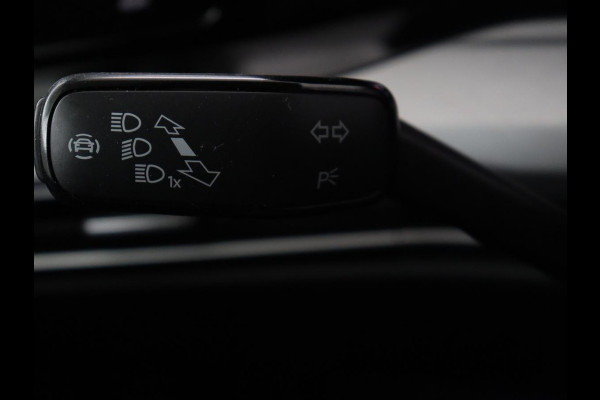 Volkswagen Golf 1.0 eTSI Life Business | Panoramadak | Matrix LED | Camera | Stoelverwarming | Massage | Carplay | Adaptive cruise | Park Assist | Sfeerverlichting | Navigatie | Side Assist | Stuurverwarming