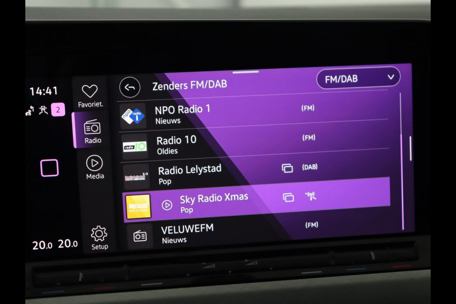 Volkswagen Golf 1.0 eTSI Life Business | Panoramadak | Matrix LED | Camera | Stoelverwarming | Massage | Carplay | Adaptive cruise | Park Assist | Sfeerverlichting | Navigatie | Side Assist | Stuurverwarming