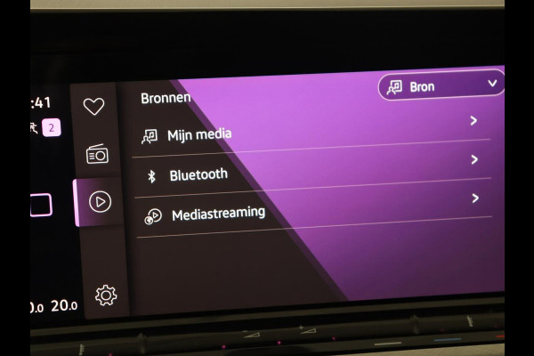 Volkswagen Golf 1.0 eTSI Life Business | Panoramadak | Matrix LED | Camera | Stoelverwarming | Massage | Carplay | Adaptive cruise | Park Assist | Sfeerverlichting | Navigatie | Side Assist | Stuurverwarming