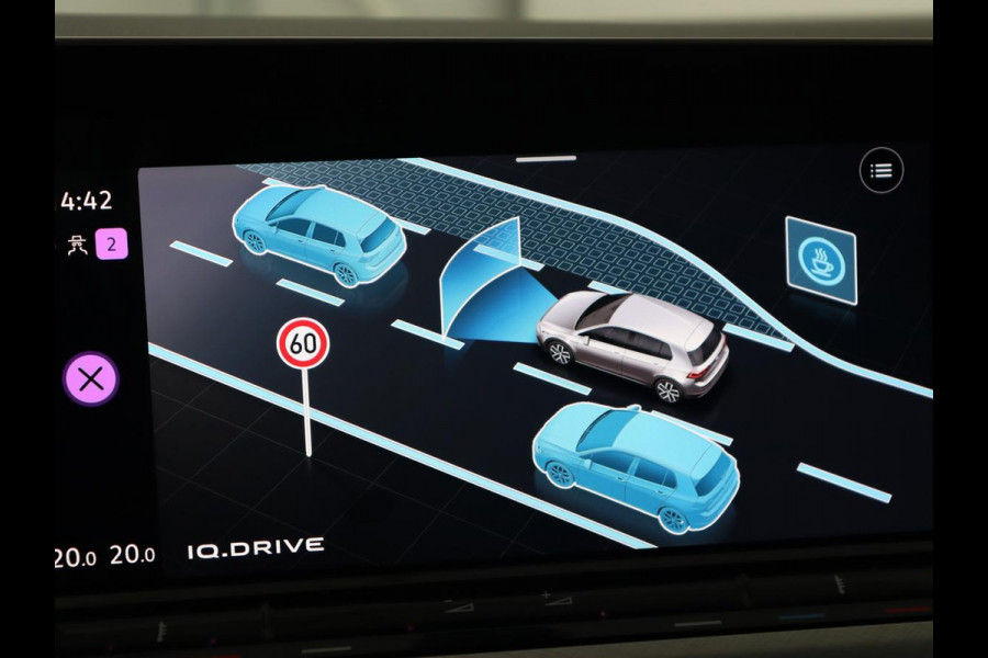 Volkswagen Golf 1.0 eTSI Life Business | Panoramadak | Matrix LED | Camera | Stoelverwarming | Massage | Carplay | Adaptive cruise | Park Assist | Sfeerverlichting | Navigatie | Side Assist | Stuurverwarming