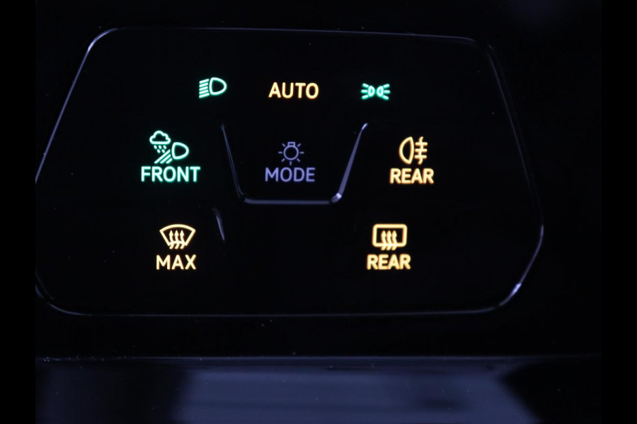 Volkswagen Golf 1.0 eTSI Life Business | Panoramadak | Matrix LED | Camera | Stoelverwarming | Massage | Carplay | Adaptive cruise | Park Assist | Sfeerverlichting | Navigatie | Side Assist | Stuurverwarming