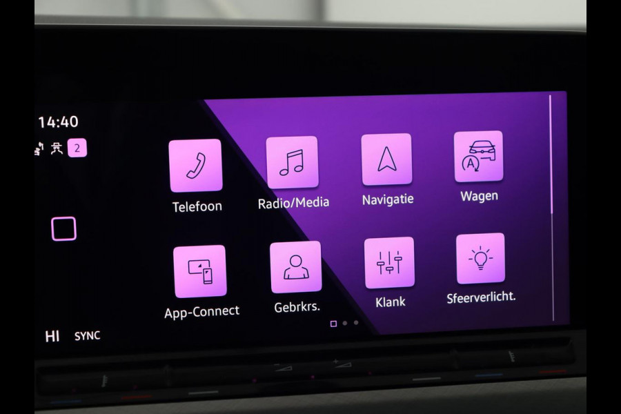 Volkswagen Golf 1.0 eTSI Life Business | Panoramadak | Matrix LED | Camera | Stoelverwarming | Massage | Carplay | Adaptive cruise | Park Assist | Sfeerverlichting | Navigatie | Side Assist | Stuurverwarming