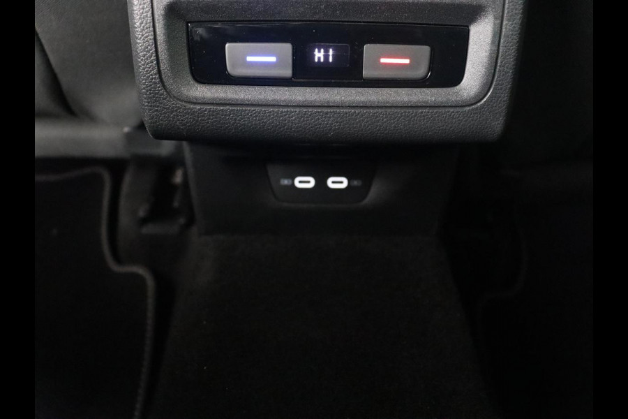 Volkswagen Golf 1.0 eTSI Life Business | Panoramadak | Matrix LED | Camera | Stoelverwarming | Massage | Carplay | Adaptive cruise | Park Assist | Sfeerverlichting | Navigatie | Side Assist | Stuurverwarming