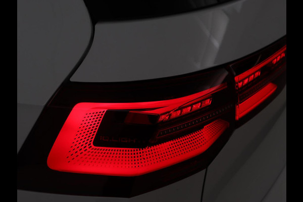 Volkswagen Golf 1.0 eTSI Life Business | Panoramadak | Matrix LED | Camera | Stoelverwarming | Massage | Carplay | Adaptive cruise | Park Assist | Sfeerverlichting | Navigatie | Side Assist | Stuurverwarming