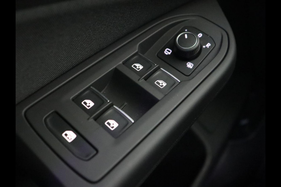 Volkswagen Golf 1.0 eTSI Life Business | Panoramadak | Matrix LED | Camera | Stoelverwarming | Massage | Carplay | Adaptive cruise | Park Assist | Sfeerverlichting | Navigatie | Side Assist | Stuurverwarming