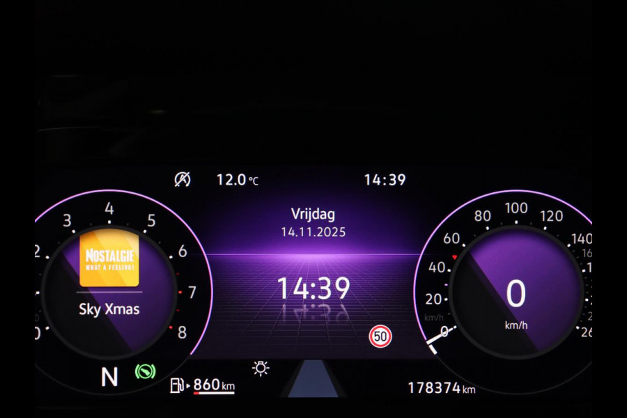 Volkswagen Golf 1.0 eTSI Life Business | Panoramadak | Matrix LED | Camera | Stoelverwarming | Massage | Carplay | Adaptive cruise | Park Assist | Sfeerverlichting | Navigatie | Side Assist | Stuurverwarming
