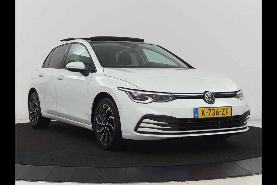 Volkswagen Golf 1.0 eTSI Life Business | Panoramadak | Matrix LED | Camera | Stoelverwarming | Massage | Carplay | Adaptive cruise | Park Assist | Sfeerverlichting | Navigatie | Side Assist | Stuurverwarming