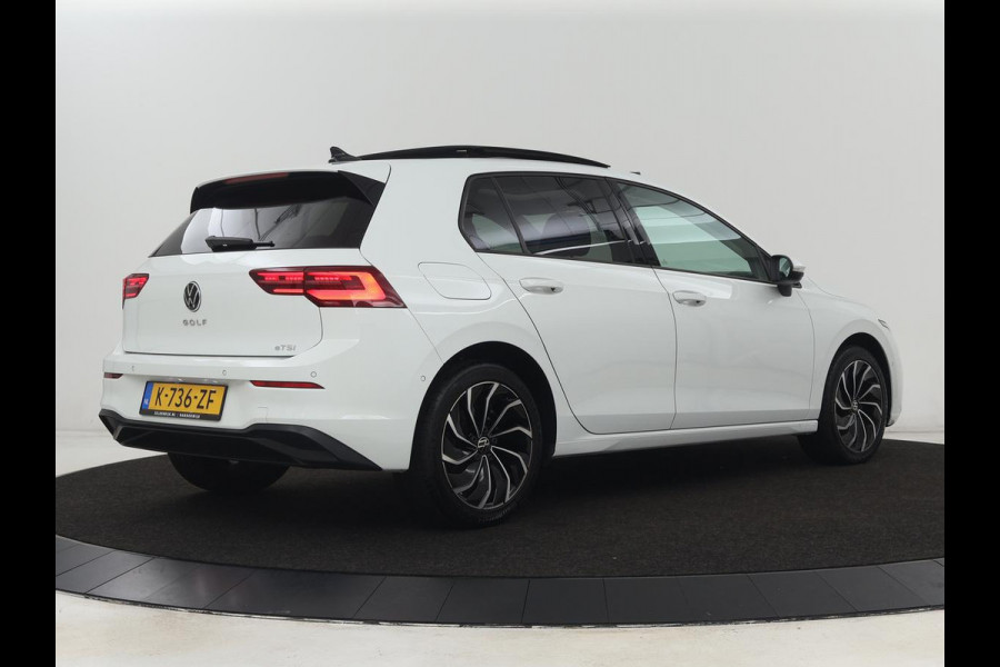 Volkswagen Golf 1.0 eTSI Life Business | Panoramadak | Matrix LED | Camera | Stoelverwarming | Massage | Carplay | Adaptive cruise | Park Assist | Sfeerverlichting | Navigatie | Side Assist | Stuurverwarming