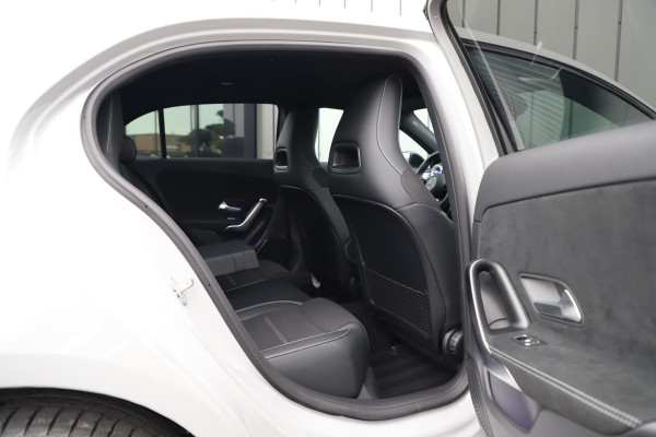 Mercedes-Benz A-Klasse 250e AMG | 218PK | Keyless-go | Sfeerverlichting | Widescreen | Stuurwielverw. | ACC | Standkachel | 2025.