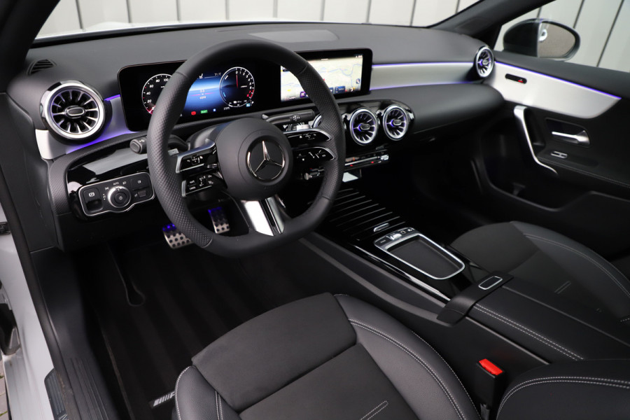 Mercedes-Benz A-Klasse 250e AMG | 218PK | Keyless-go | Sfeerverlichting | Widescreen | Stuurwielverw. | ACC | Standkachel | 2025.