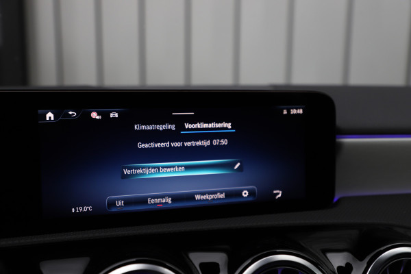 Mercedes-Benz A-Klasse 250e AMG | 218PK | Keyless-go | Sfeerverlichting | Widescreen | Stuurwielverw. | ACC | Standkachel | 2025.