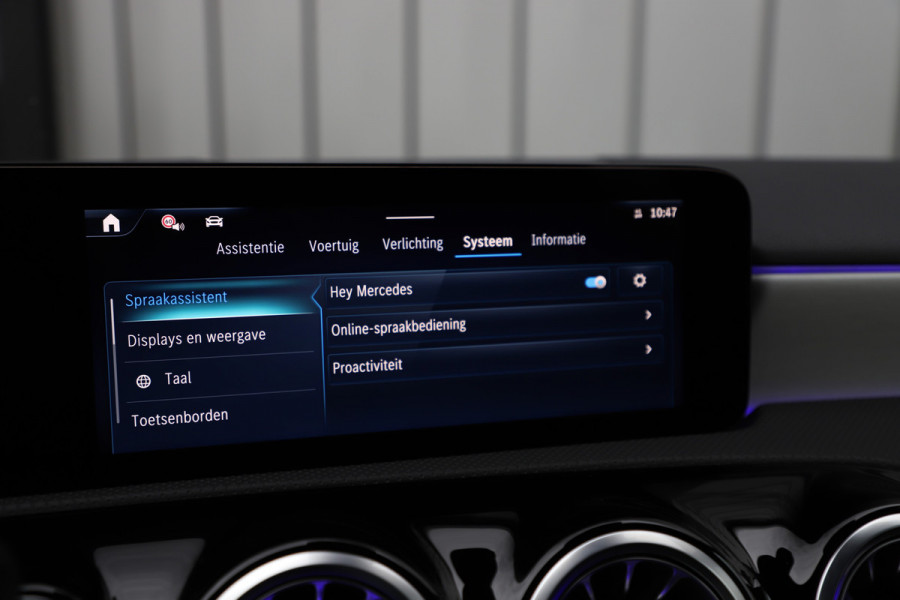 Mercedes-Benz A-Klasse 250e AMG | 218PK | Keyless-go | Sfeerverlichting | Widescreen | Stuurwielverw. | ACC | Standkachel | 2025.