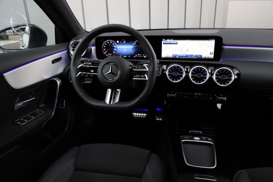 Mercedes-Benz A-Klasse 250e AMG | 218PK | Keyless-go | Sfeerverlichting | Widescreen | Stuurwielverw. | ACC | Standkachel | 2025.