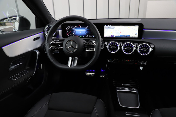 Mercedes-Benz A-Klasse 250e AMG | 218PK | Keyless-go | Sfeerverlichting | Widescreen | Stuurwielverw. | ACC | Standkachel | 2025.