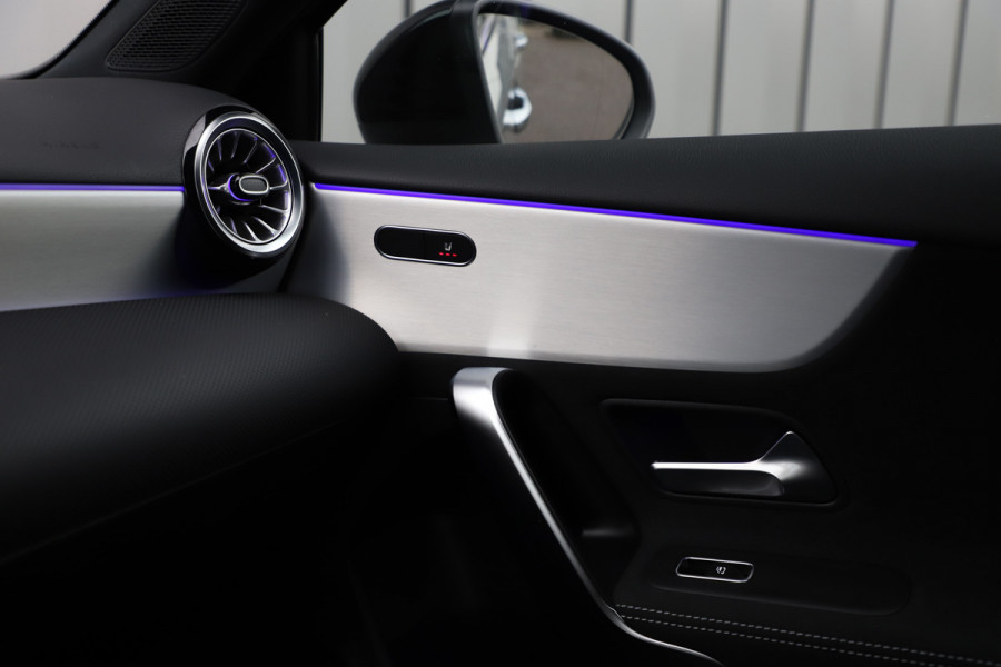 Mercedes-Benz A-Klasse 250e AMG | 218PK | Keyless-go | Sfeerverlichting | Widescreen | Stuurwielverw. | ACC | Standkachel | 2025.