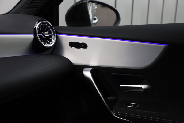 Mercedes-Benz A-Klasse 250e AMG | 218PK | Keyless-go | Sfeerverlichting | Widescreen | Stuurwielverw. | ACC | Standkachel | 2025.