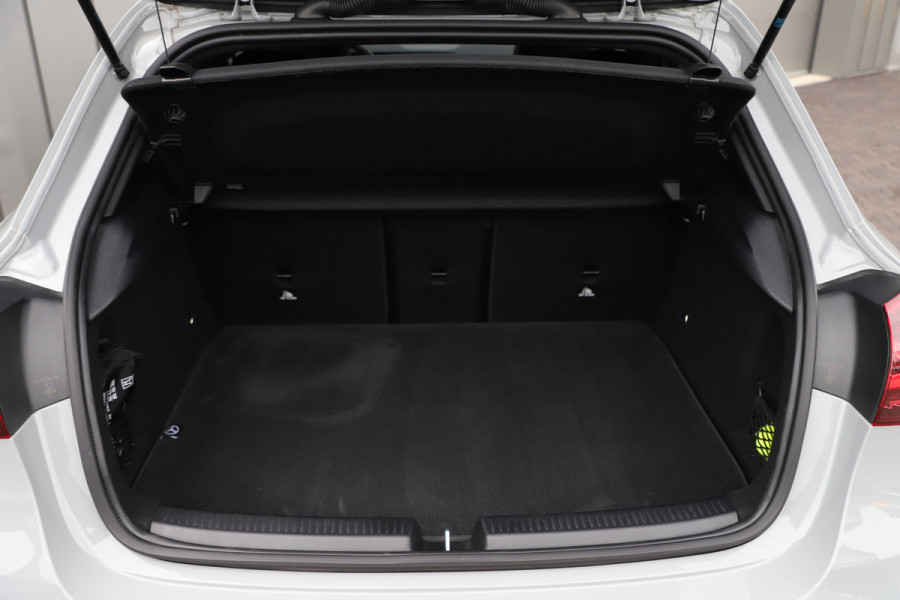 Mercedes-Benz A-Klasse 250e AMG | 218PK | Keyless-go | Sfeerverlichting | Widescreen | Stuurwielverw. | ACC | Standkachel | 2025.