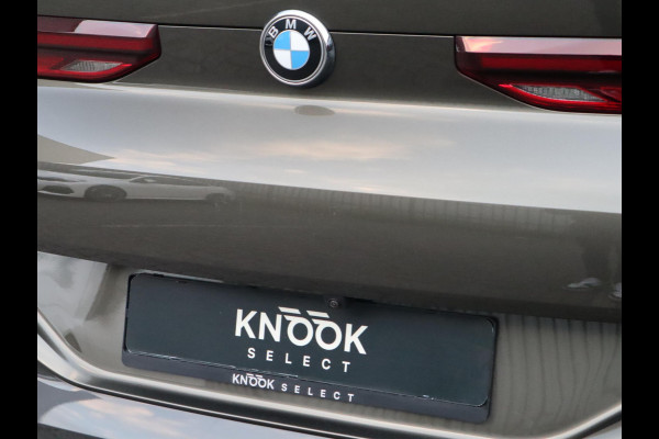 BMW X6 xDrive40i High Executive M Sport Pakket Automaat / Live Cockpit Professional / Panoramadak / Trekhaak / Bowers & Wilkins / Integrale Actieve Besturing / M Sportremsysteem / Driving Assistant Professional / Laserlicht / Iconic Glow / Comfortstoelen met massage  / 22 Inch/
