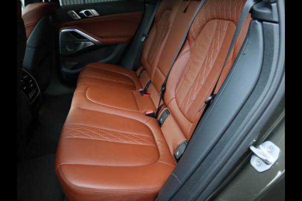 BMW X6 xDrive40i High Executive M Sport Pakket Automaat / Live Cockpit Professional / Panoramadak / Trekhaak / Bowers & Wilkins / Integrale Actieve Besturing / M Sportremsysteem / Driving Assistant Professional / Laserlicht / Iconic Glow / Comfortstoelen met massage  / 22 Inch/
