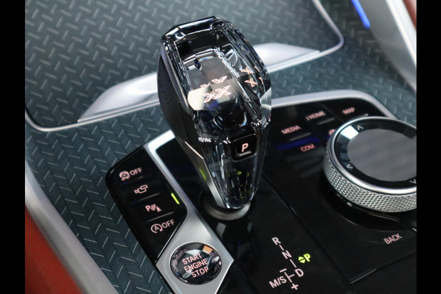 BMW X6 xDrive40i High Executive M Sport Pakket Automaat / Live Cockpit Professional / Panoramadak / Trekhaak / Bowers & Wilkins / Integrale Actieve Besturing / M Sportremsysteem / Driving Assistant Professional / Laserlicht / Iconic Glow / Comfortstoelen met massage  / 22 Inch/