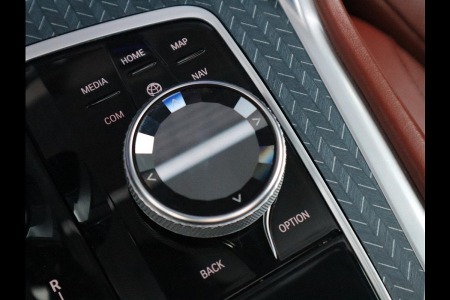 BMW X6 xDrive40i High Executive M Sport Pakket Automaat / Live Cockpit Professional / Panoramadak / Trekhaak / Bowers & Wilkins / Integrale Actieve Besturing / M Sportremsysteem / Driving Assistant Professional / Laserlicht / Iconic Glow / Comfortstoelen met massage  / 22 Inch/