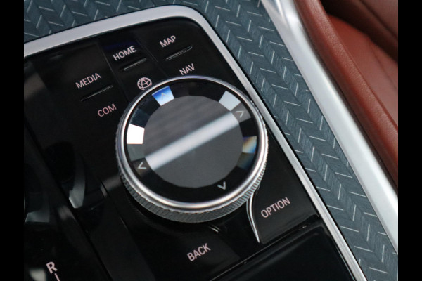 BMW X6 xDrive40i High Executive M Sport Pakket Automaat / Live Cockpit Professional / Panoramadak / Trekhaak / Bowers & Wilkins / Integrale Actieve Besturing / M Sportremsysteem / Driving Assistant Professional / Laserlicht / Iconic Glow / Comfortstoelen met massage  / 22 Inch/