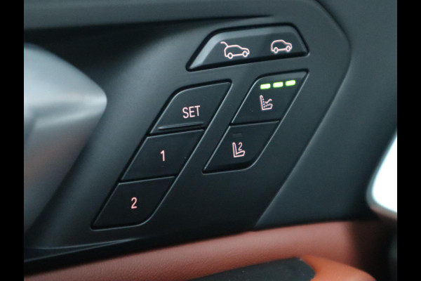 BMW X6 xDrive40i High Executive M Sport Pakket Automaat / Live Cockpit Professional / Panoramadak / Trekhaak / Bowers & Wilkins / Integrale Actieve Besturing / M Sportremsysteem / Driving Assistant Professional / Laserlicht / Iconic Glow / Comfortstoelen met massage  / 22 Inch/