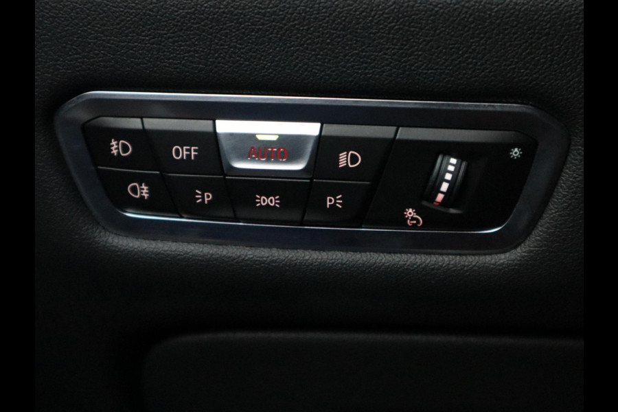 BMW X6 xDrive40i High Executive M Sport Pakket Automaat / Live Cockpit Professional / Panoramadak / Trekhaak / Bowers & Wilkins / Integrale Actieve Besturing / M Sportremsysteem / Driving Assistant Professional / Laserlicht / Iconic Glow / Comfortstoelen met massage  / 22 Inch/