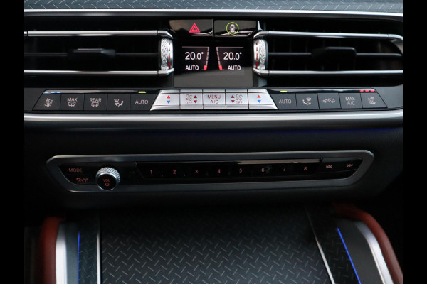 BMW X6 xDrive40i High Executive M Sport Pakket Automaat / Live Cockpit Professional / Panoramadak / Trekhaak / Bowers & Wilkins / Integrale Actieve Besturing / M Sportremsysteem / Driving Assistant Professional / Laserlicht / Iconic Glow / Comfortstoelen met massage  / 22 Inch/