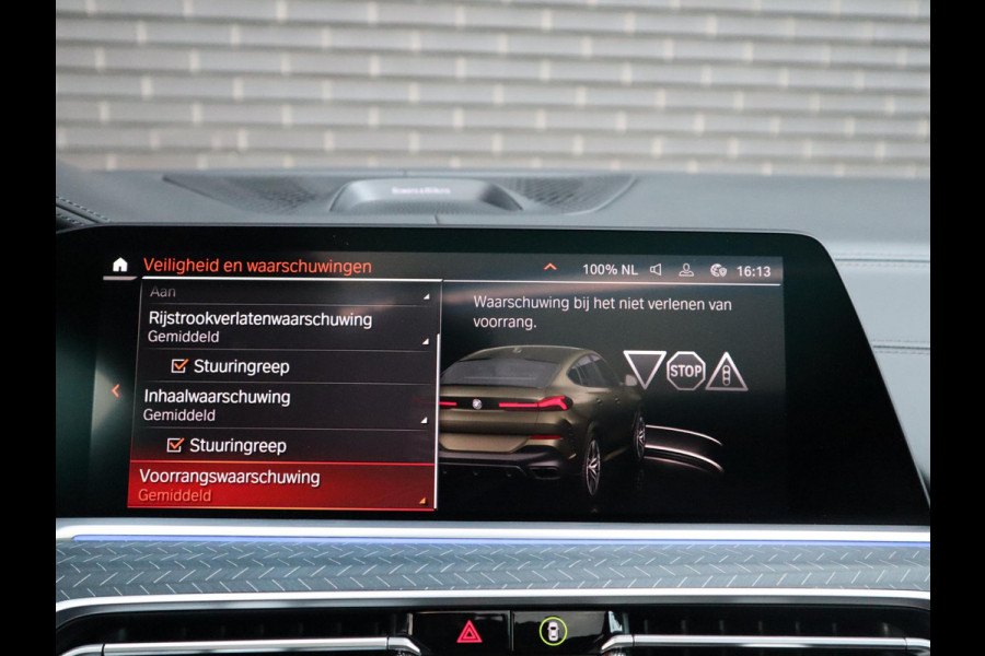 BMW X6 xDrive40i High Executive M Sport Pakket Automaat / Live Cockpit Professional / Panoramadak / Trekhaak / Bowers & Wilkins / Integrale Actieve Besturing / M Sportremsysteem / Driving Assistant Professional / Laserlicht / Iconic Glow / Comfortstoelen met massage  / 22 Inch/