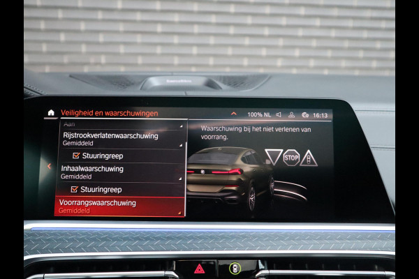 BMW X6 xDrive40i High Executive M Sport Pakket Automaat / Live Cockpit Professional / Panoramadak / Trekhaak / Bowers & Wilkins / Integrale Actieve Besturing / M Sportremsysteem / Driving Assistant Professional / Laserlicht / Iconic Glow / Comfortstoelen met massage  / 22 Inch/