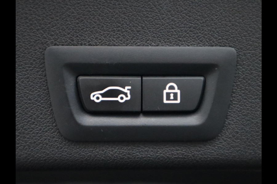 BMW X6 xDrive40i High Executive M Sport Pakket Automaat / Live Cockpit Professional / Panoramadak / Trekhaak / Bowers & Wilkins / Integrale Actieve Besturing / M Sportremsysteem / Driving Assistant Professional / Laserlicht / Iconic Glow / Comfortstoelen met massage  / 22 Inch/