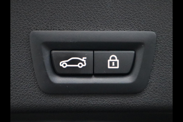 BMW X6 xDrive40i High Executive M Sport Pakket Automaat / Live Cockpit Professional / Panoramadak / Trekhaak / Bowers & Wilkins / Integrale Actieve Besturing / M Sportremsysteem / Driving Assistant Professional / Laserlicht / Iconic Glow / Comfortstoelen met massage  / 22 Inch/