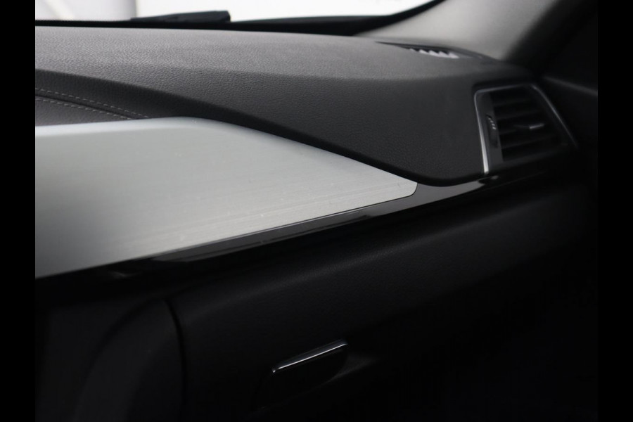 BMW 3 Serie 318i Luxury Edition | Leder | Stoelverwarming | Full LED | Navigatie | Parkeerhulp | Climate control | Bluetooth | Cruise control