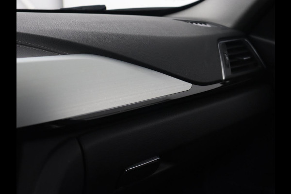 BMW 3 Serie 318i Luxury Edition | Leder | Stoelverwarming | Full LED | Navigatie | Parkeerhulp | Climate control | Bluetooth | Cruise control