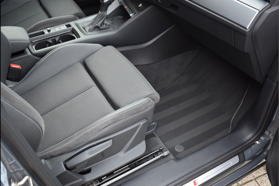 Audi Q3 Sportback 45 TFSI e S-Line 245 Pk Navi Leder Sfeer Keyless Trekhaak Matrix Nano Grijs Metallic
