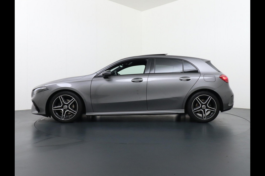 Mercedes-Benz A-Klasse 200 AMG Line FACELIFT | 163PK | Night-pakket | Panoramadak | Ambienteverlichting | Dodehoek | Mountaingrau | Rijklaar + 12 mnd BOVAG garantie